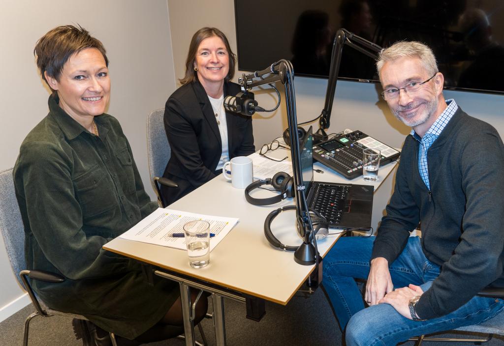 Linda Johansen, Nina Munthe Olsen og Are Kvistad i podkaststudio