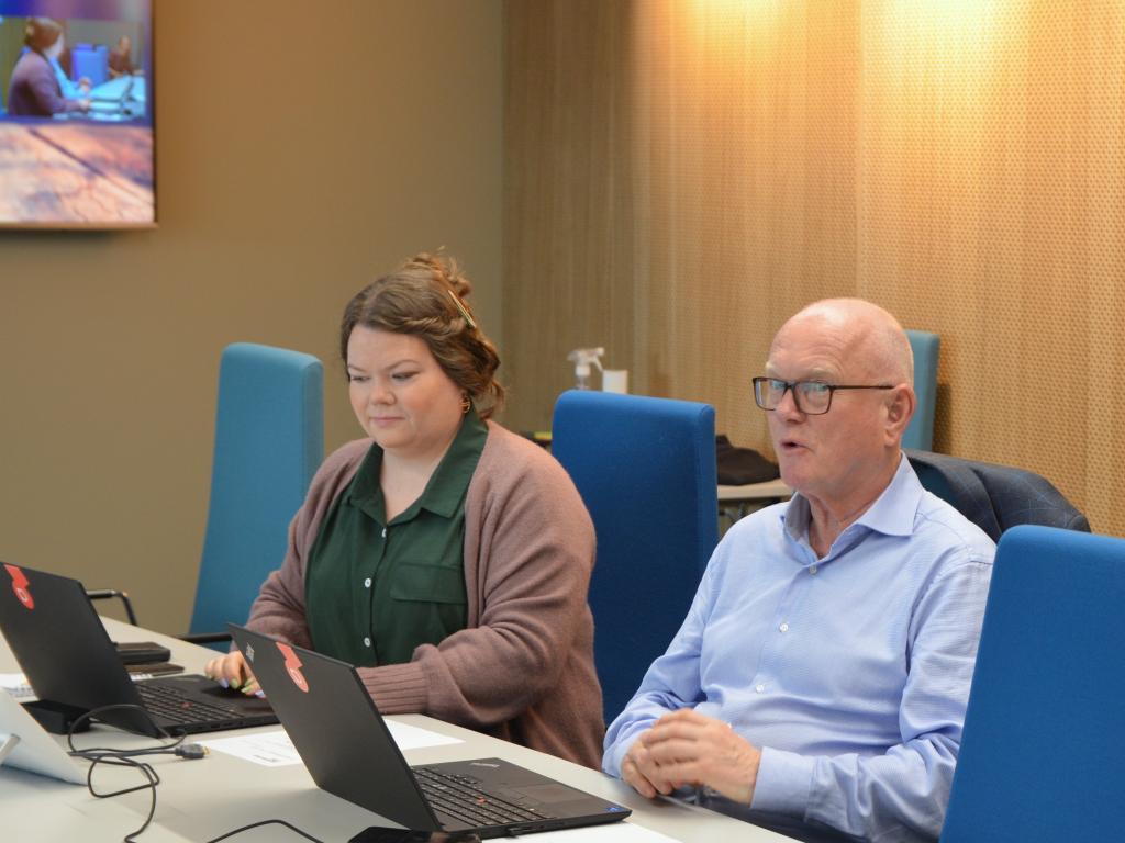 Bildet viser leder i Digitaliseringsrådet Sven Kristensen og sekretariatsleder Elin Oksavik