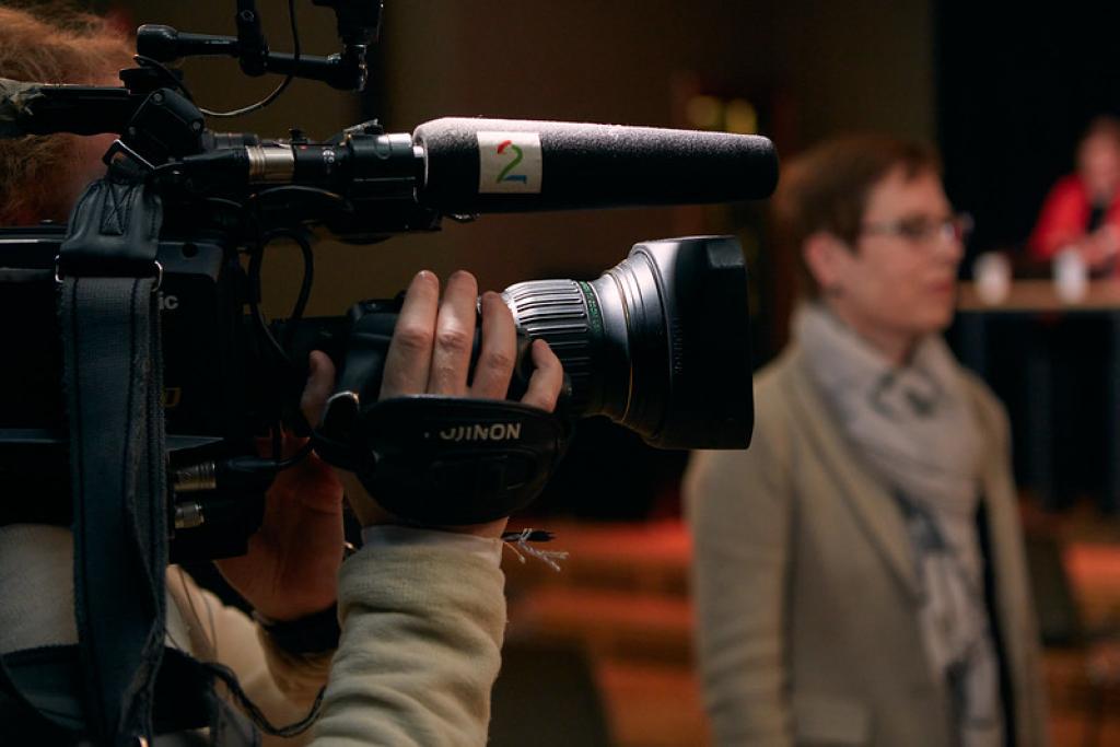 Bildet viser Tv2 som filmer på et arrangement i regi av Medietilsynet. Direktør Mari Velsand i bakgrunnen