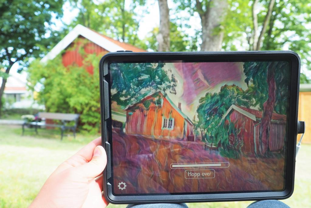 Bildet viser et digitalt bilde av et maleri av noen hus. Maleriet er malt av Munch., og viser Munchs hus i Åsgårdstrand. De samme bygninger som Munch har malt er avbildet i  bakgrunnen.