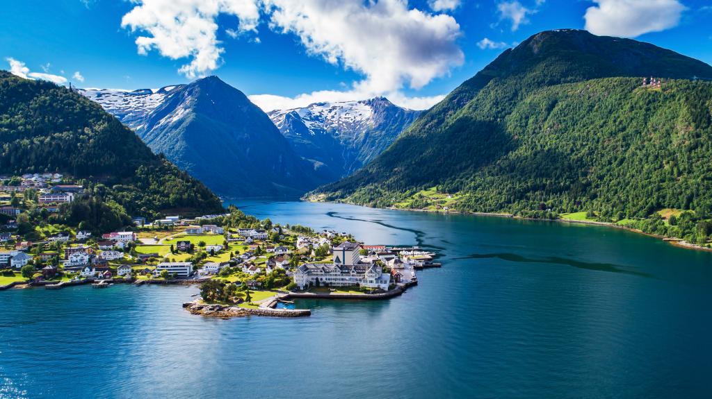 Flyfoto av Balestrand i Vestland