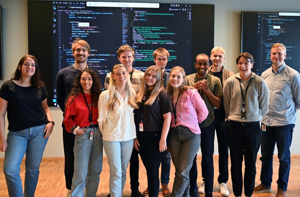 Ti studententer og to mentorer på DigiHelgeland sommercamp 2023.