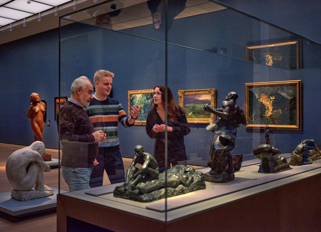 Bildet viser folk som er på museum og ser på kunst