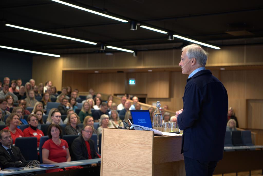 Statsminister Jonas Gahr Støre held innlegg til en forsamling i Brønnøysund