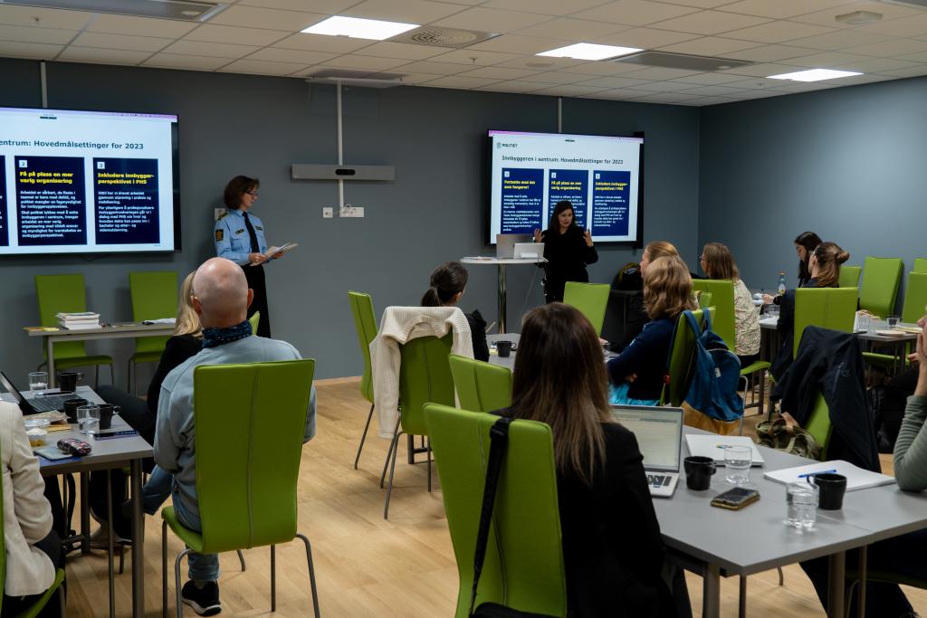 Deltakerne på stimulab kick-off som følger med på presentasjonen til representantene fra Politidrektoratet