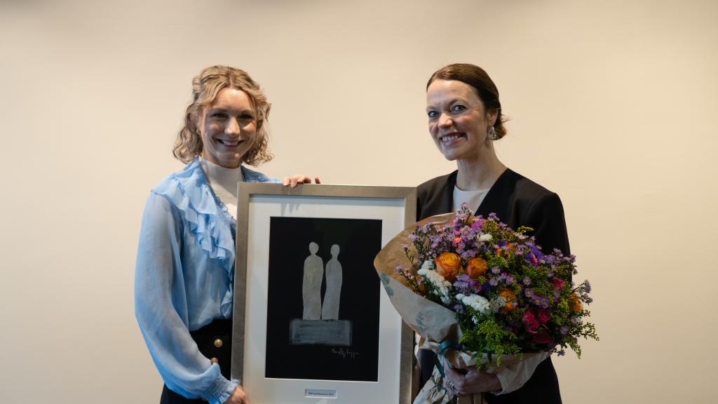 Karianne Tung og Astrid Bugge Mjærum med Klarspråkprisen (bilde og blomster)