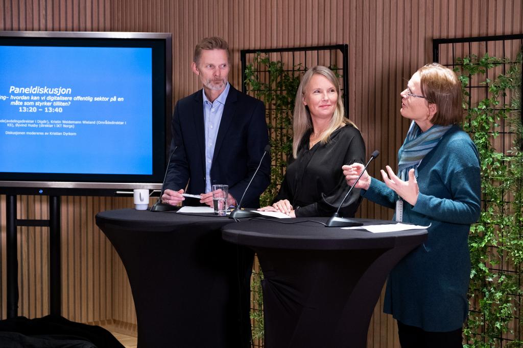 Panelsamtale med Øyvind Husby, administrerende direktør i TEK-Norge, Guri K. Lande, avdelingsdirektør i Digdir og Kristin Weidemann Wieland, Kristin Weidemann Wieland, områdedirektør for forskning, innovasjon og digitalisering i KS.