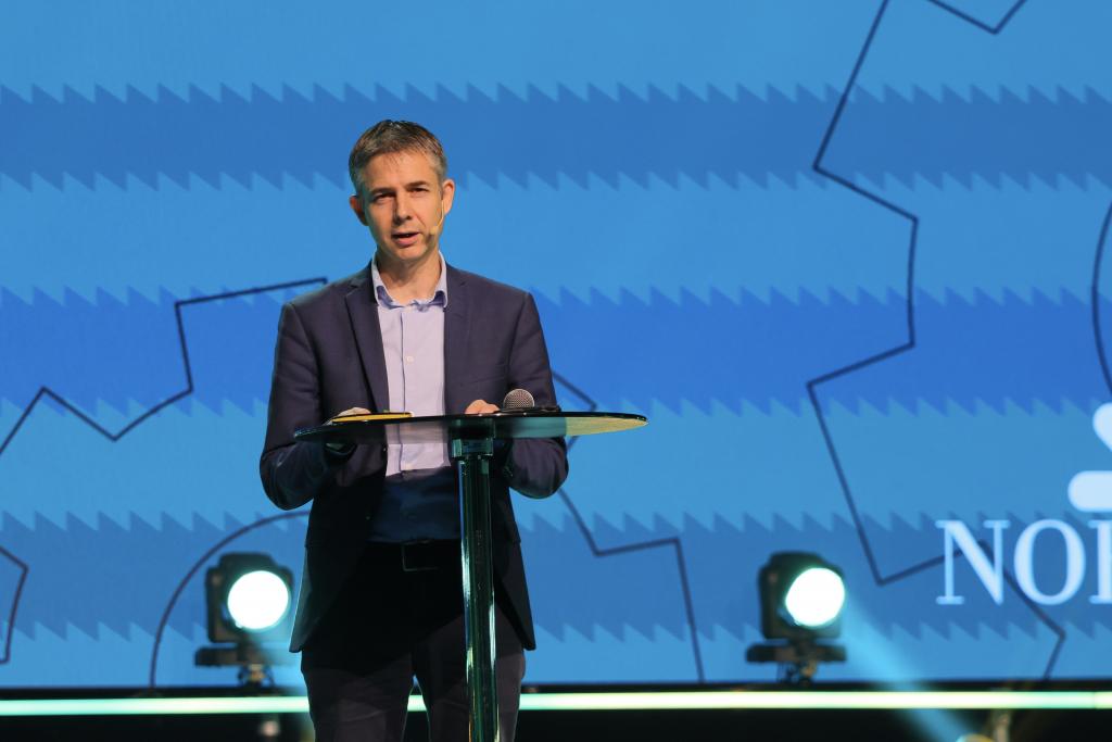 Frode Danielsen på scenen på NOKIOS 2025