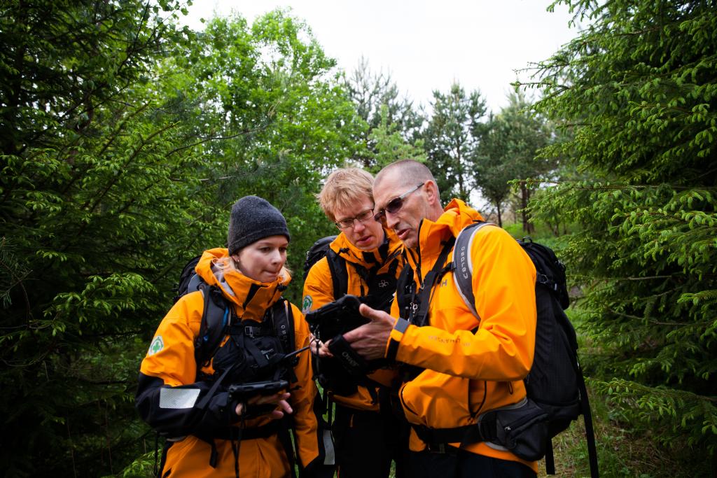 Bilde av tre personer som ser på ipad 