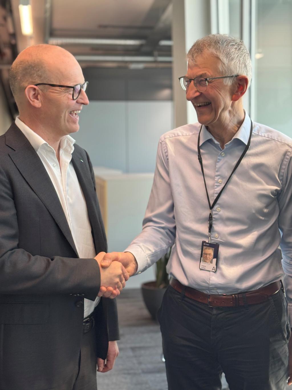 Johnny Welle direktør i Kartverket hilser på Joakim Lystad, leder Digitaliseringsrådet 