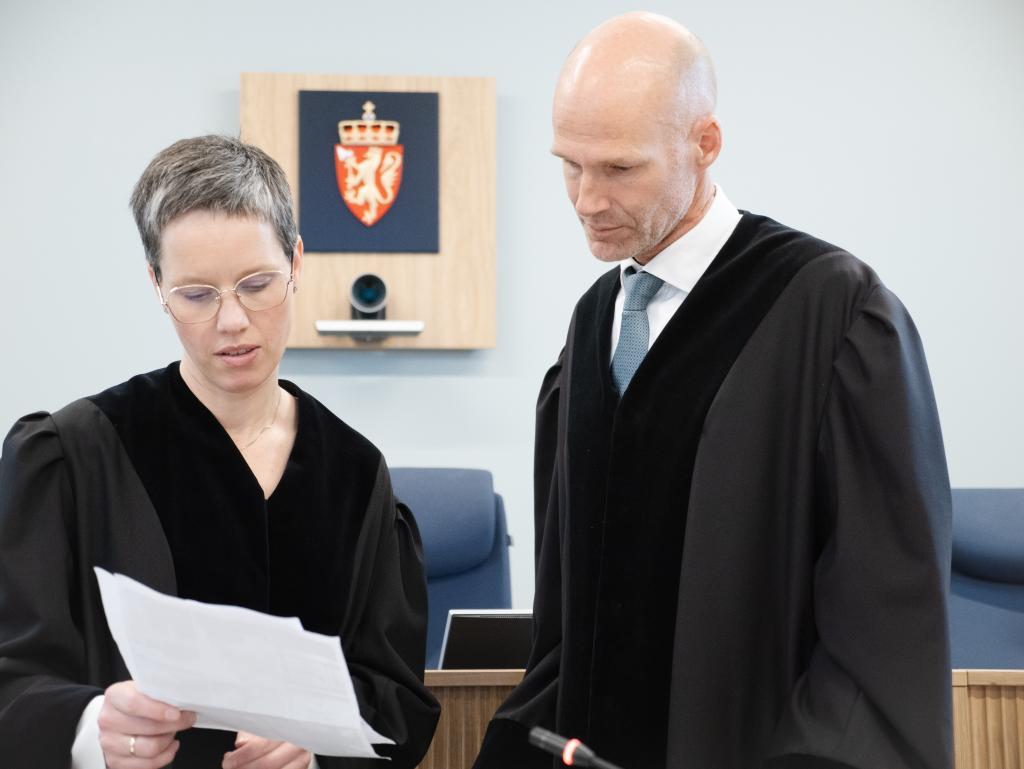 Bilde av to dommere i en rettssal