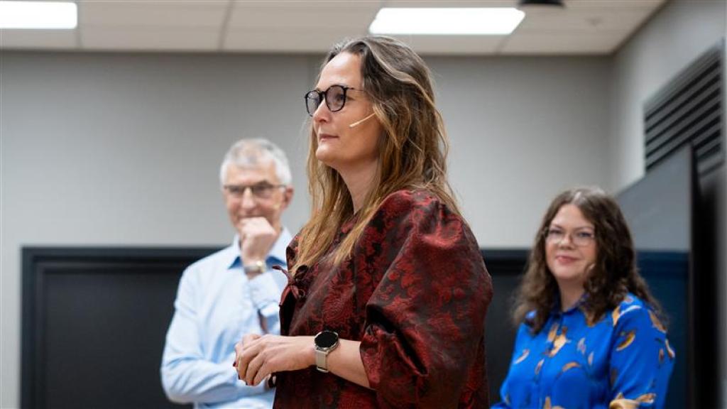 Rådsmedlem Kristine Aasen. kommunikasjonsdirektør i Brønnøysundregistrene la fram erfaringsrapporten til Digitaliseringsrådet. I bakgrunnen ser vi rådsleder Joakim Lystad og sekretariatsleder Elin Oksavik