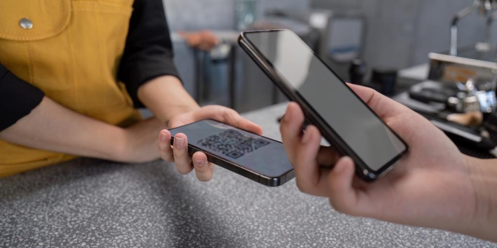 To personer deler data over mobiltelefoner