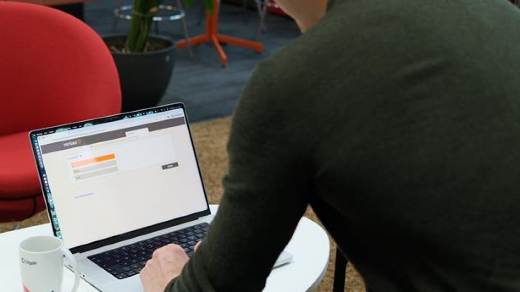 Person bruker en bærbar PC for å fylle ut en undersøkelse