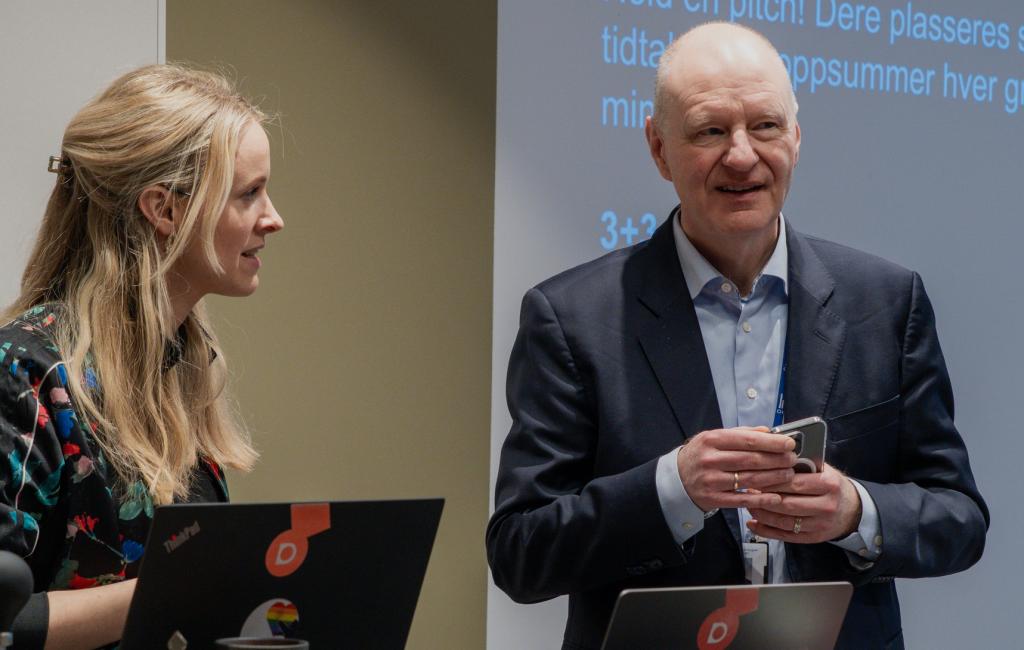 Bilde av to personer på scenen, Eirin Nilsen og Roas skålin