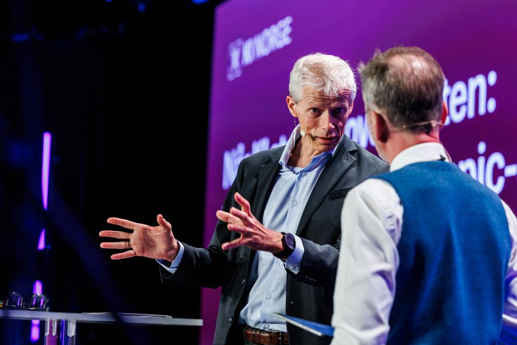 Hans Christian Holte i samtale med Håkon Haugsbø