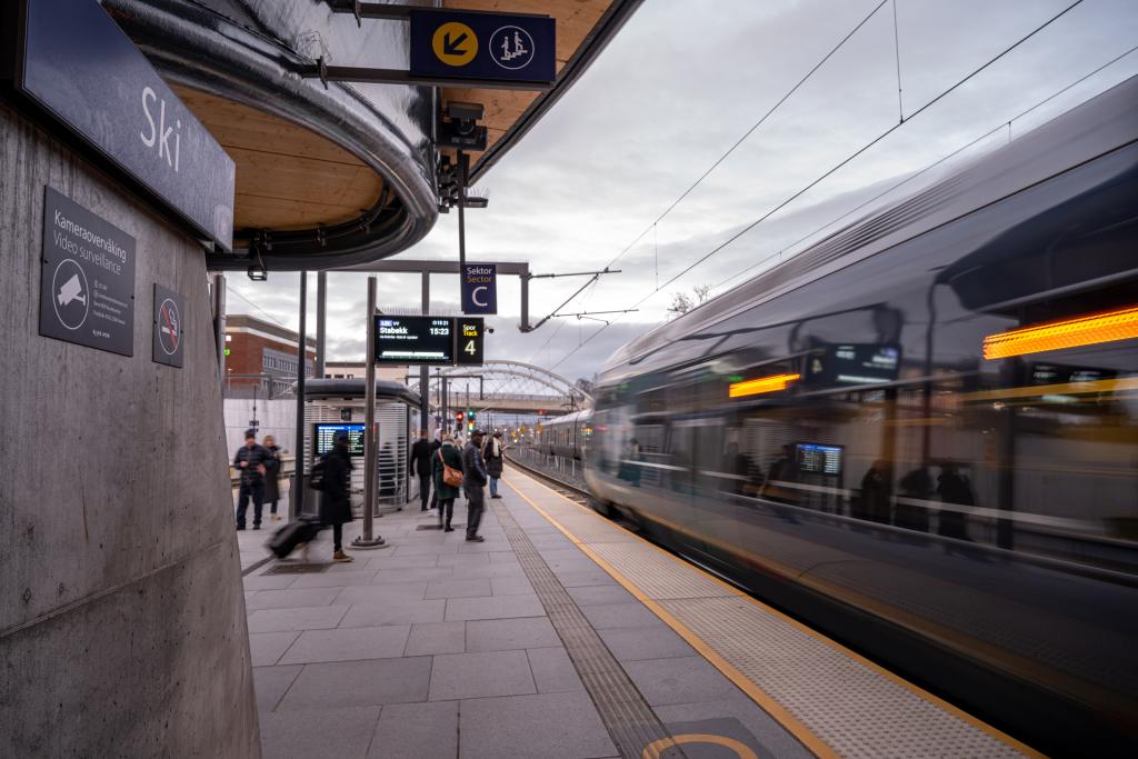 Tog på togstasjonen
