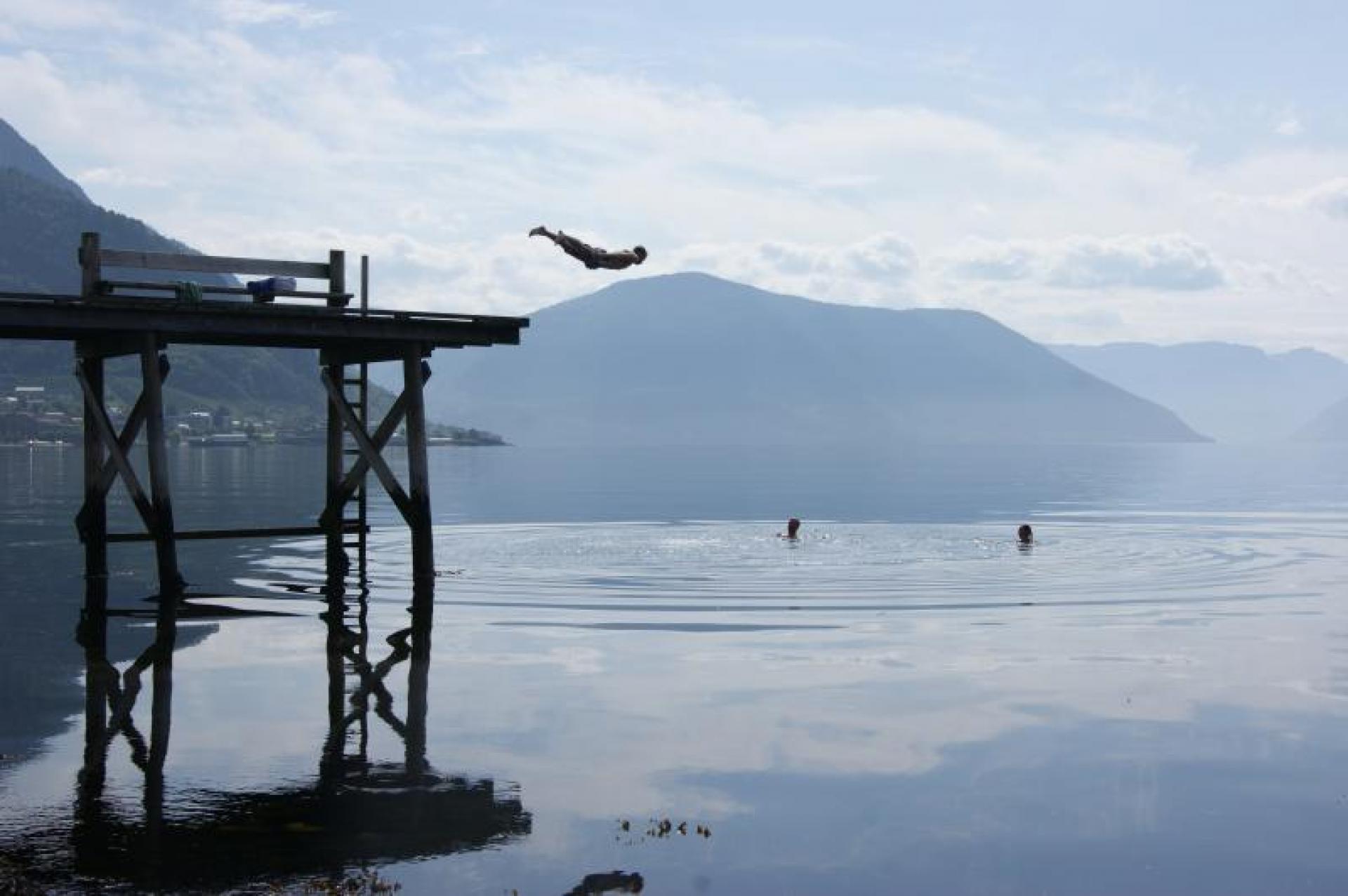 Foto: DidgirCamparar som badar i fjorden i Leikanger.