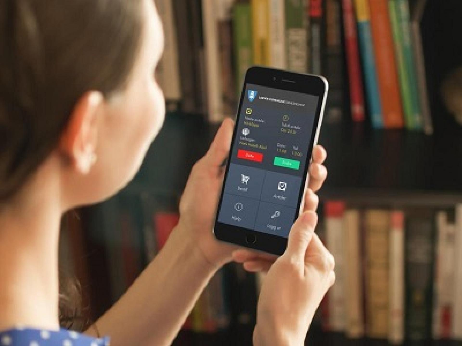 kvinne ser på mobiltelefon