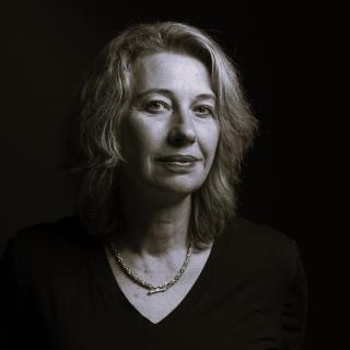 Svartt hvitt foto av Langsikts spesialrådgiver Silvija Seres.