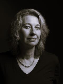 Svartt hvitt foto av Langsikts spesialrådgiver Silvija Seres.